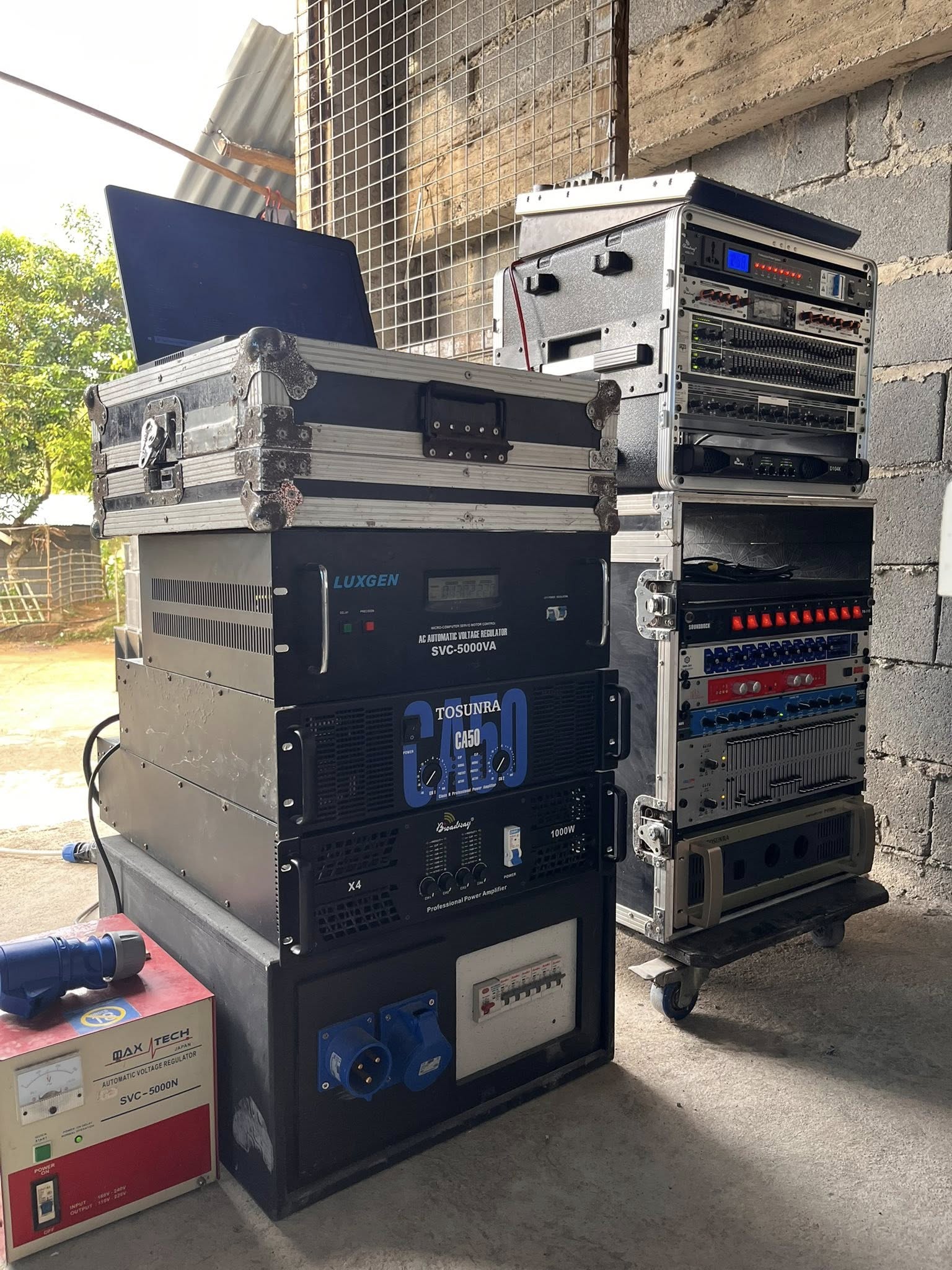 Power amplifiers and voltage regulators stacked in road cases